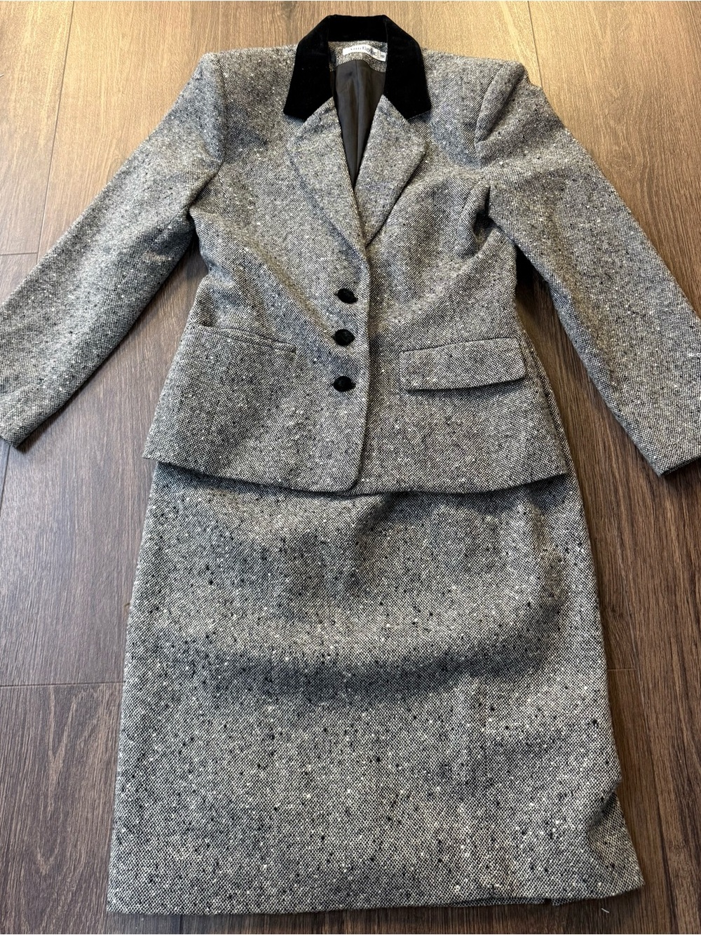 Ann Taylor Classic Gray Women's Wool Skirt Suit Size 8 Felt Collar